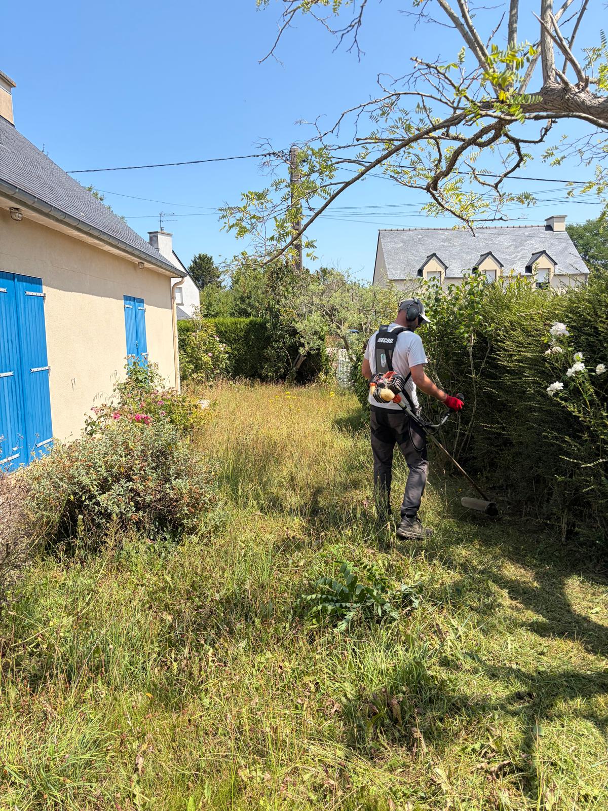 Débroussaillage et préparation d'une zone de jardin