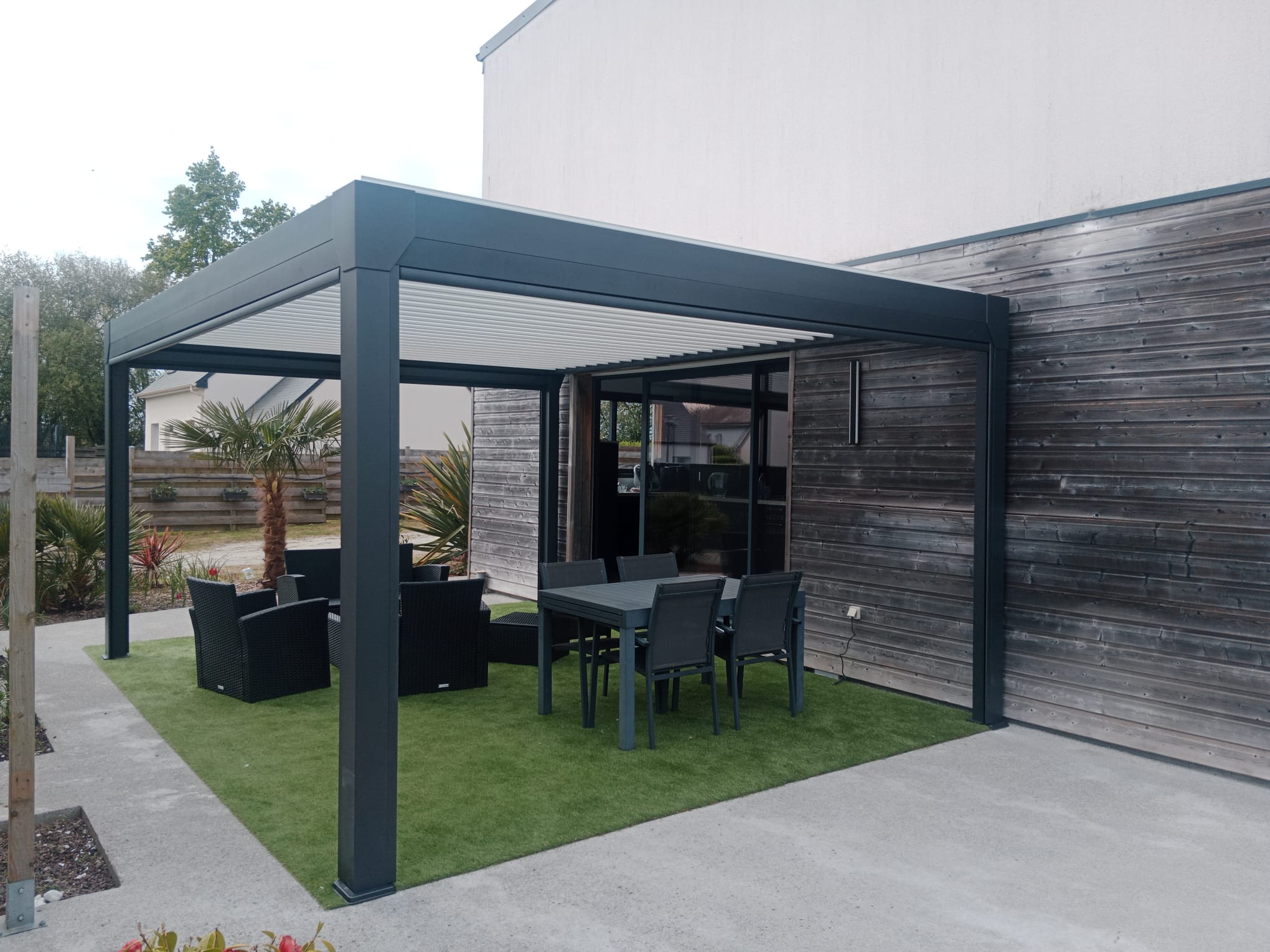 Pergola bioclimatique installée sur terrasse