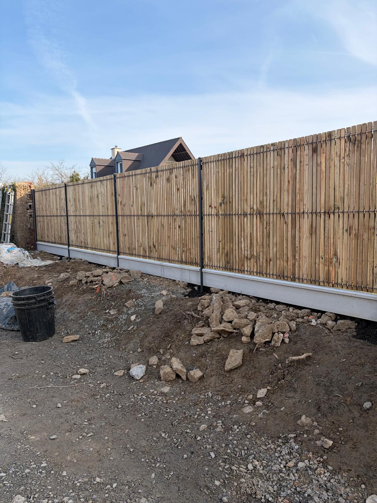 Clôture bois pour structurer l'intimité du jardin