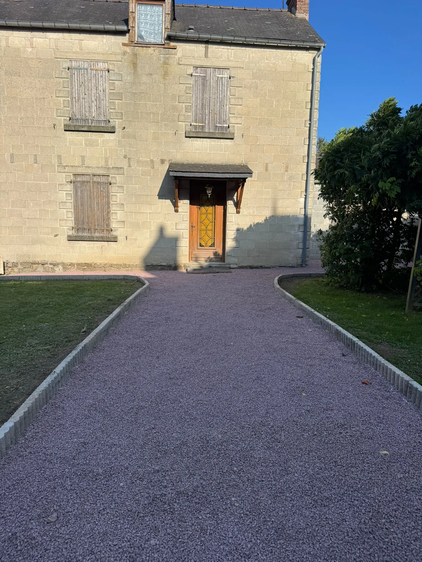 Allée minérale devant une maison