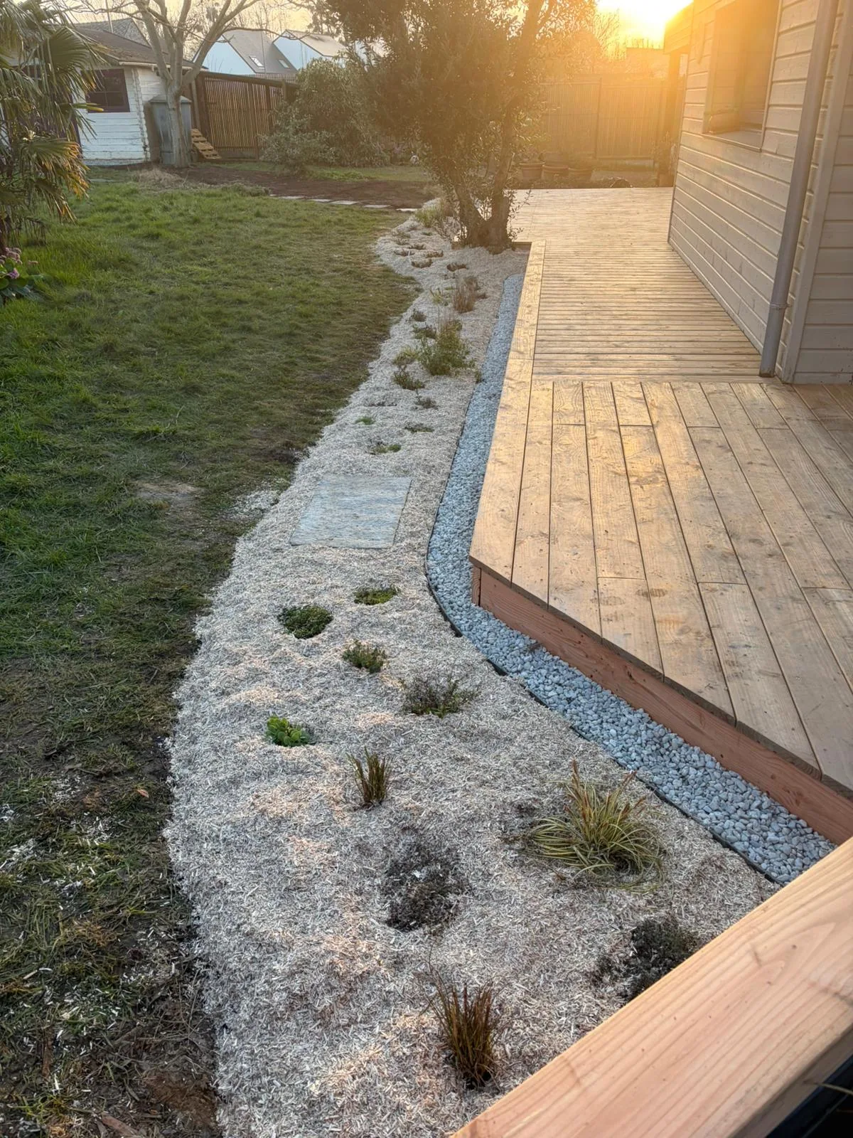 Massif et bordure près d'une terrasse